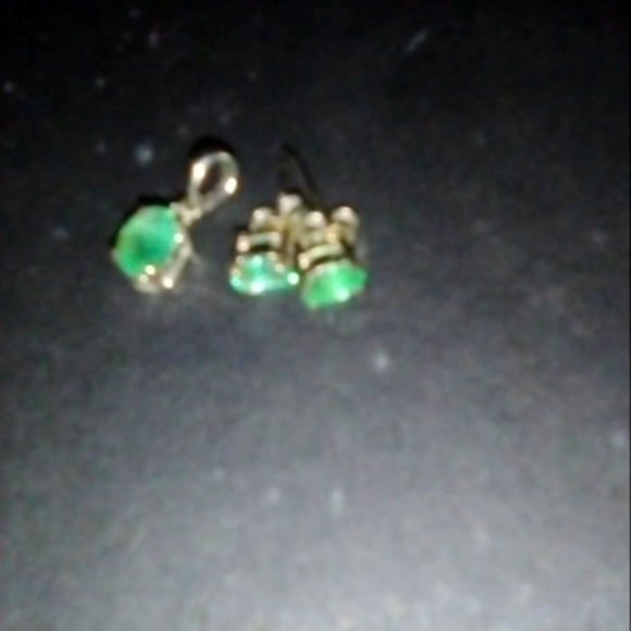 GREEN EMERALD AND DIAMOND PENDANT AND MATCHING STUD EARRINGS - Picture 1 of 2